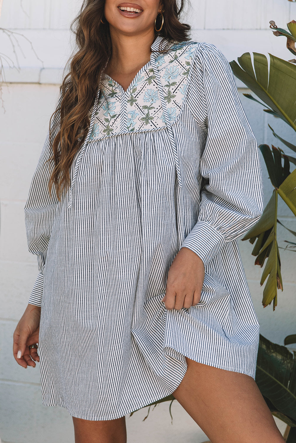 Mini-robe droite à manches longues et col en V noué en patchwork floral