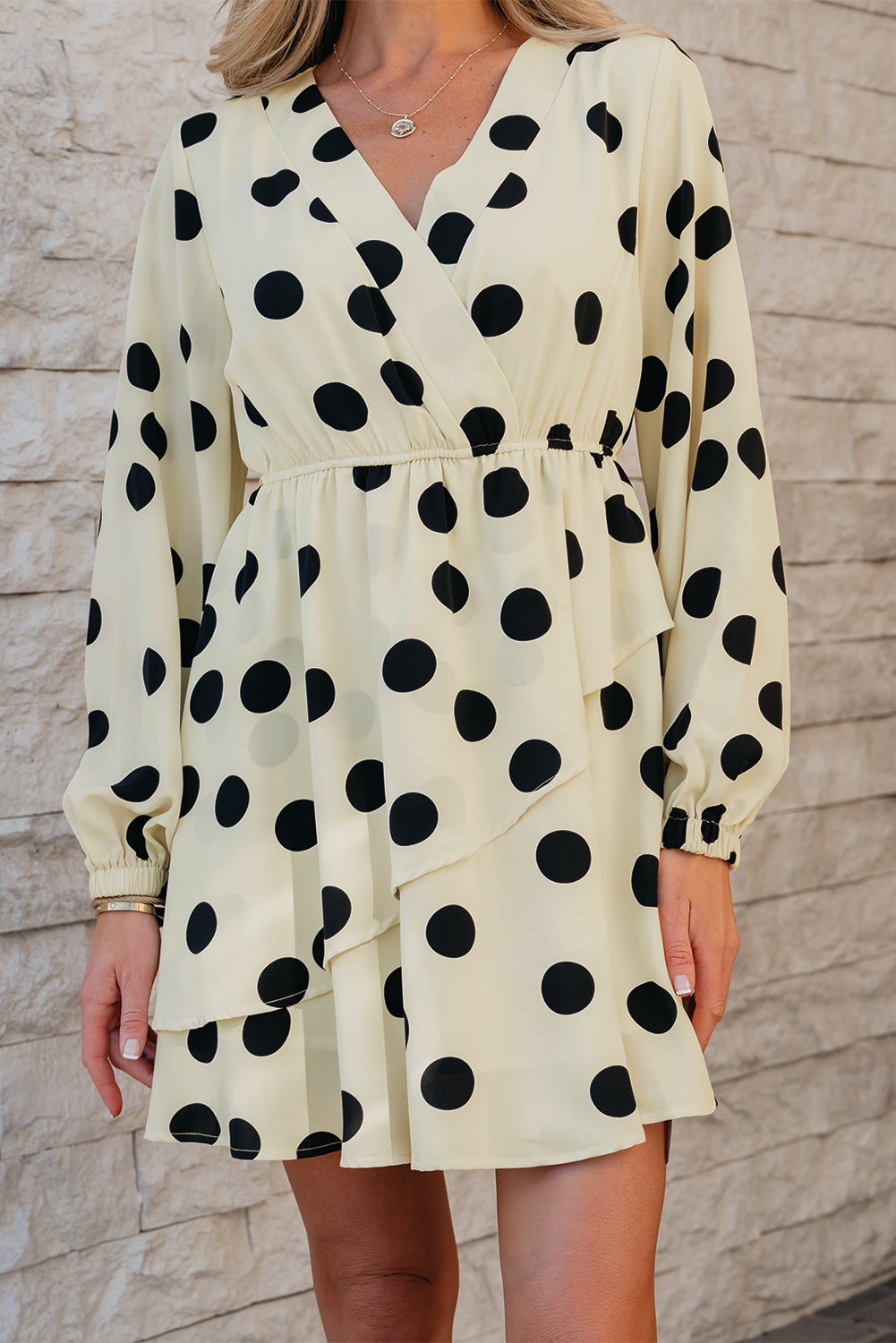 Mini-robe à pois, col en V, manches bouffantes et surplis