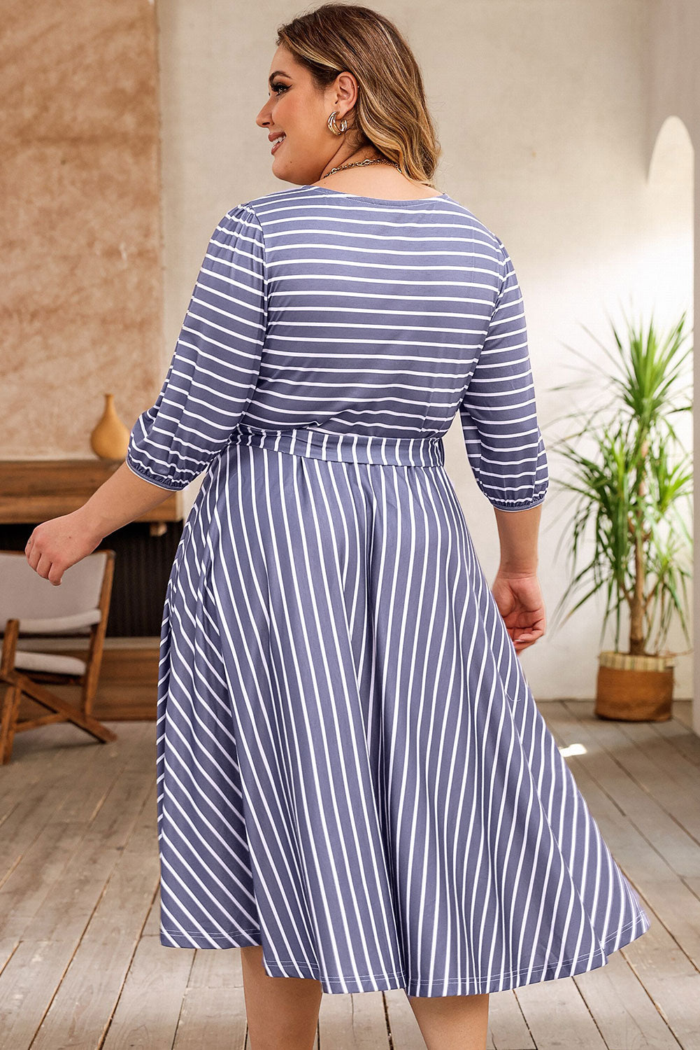 Robe rayée nouée à la taille, manches 3/4, grande taille