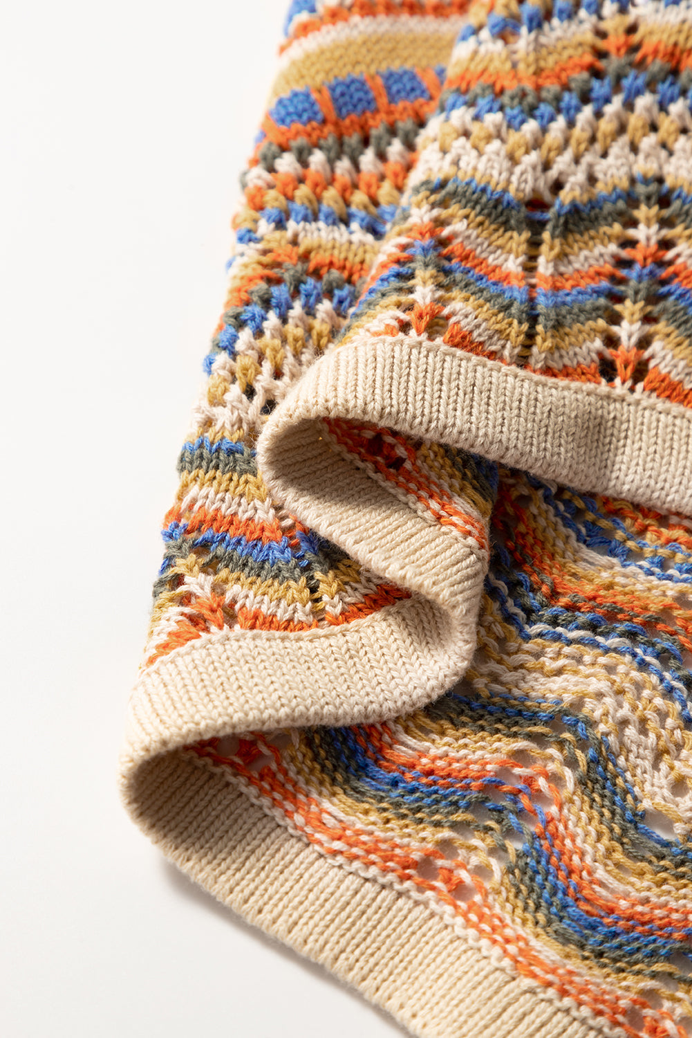 Gilet col rond en crochet à œillets