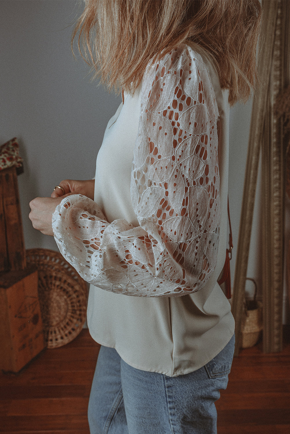 Blouse festonnée a manches lanternes creuses en dentelle a encolure en V