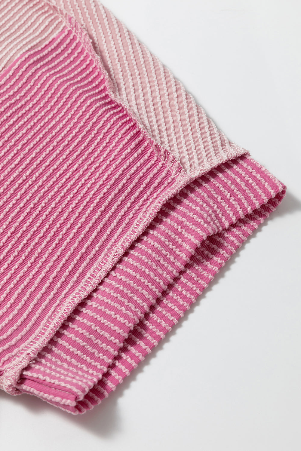 T-shirt ras du cou texturé rose à blocs de couleurs