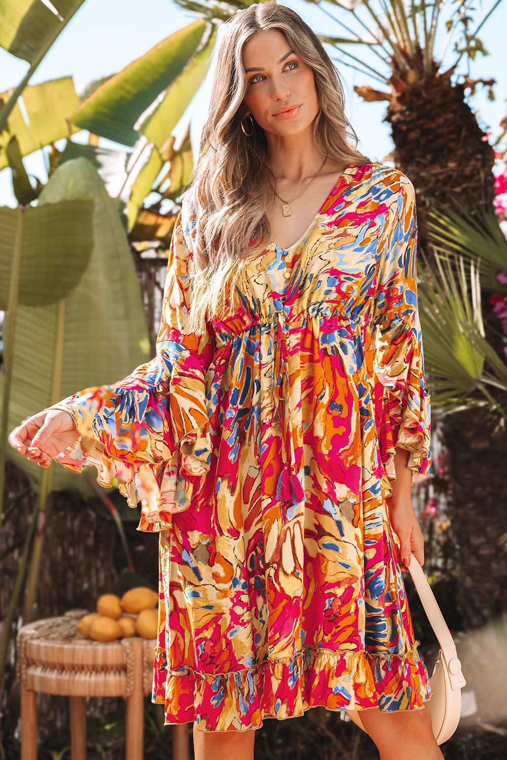 Robe tunique fluide à taille haute et manches évasées et ourlet à volants