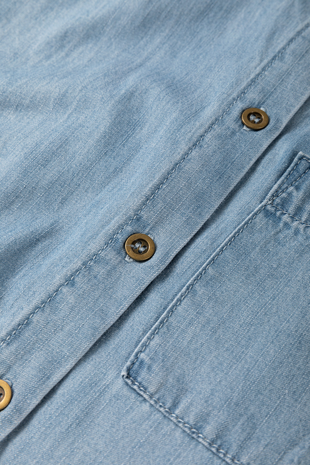 Chemise en jean à manches courtes pliées et poches plaquées