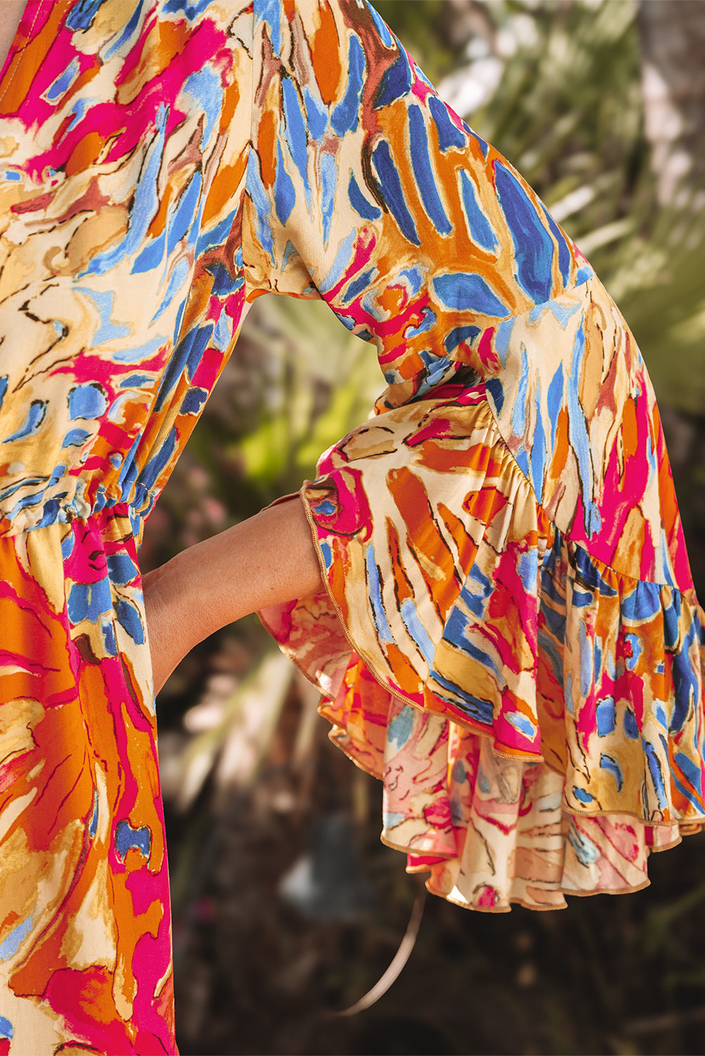 Robe tunique fluide à taille haute et manches évasées et ourlet à volants