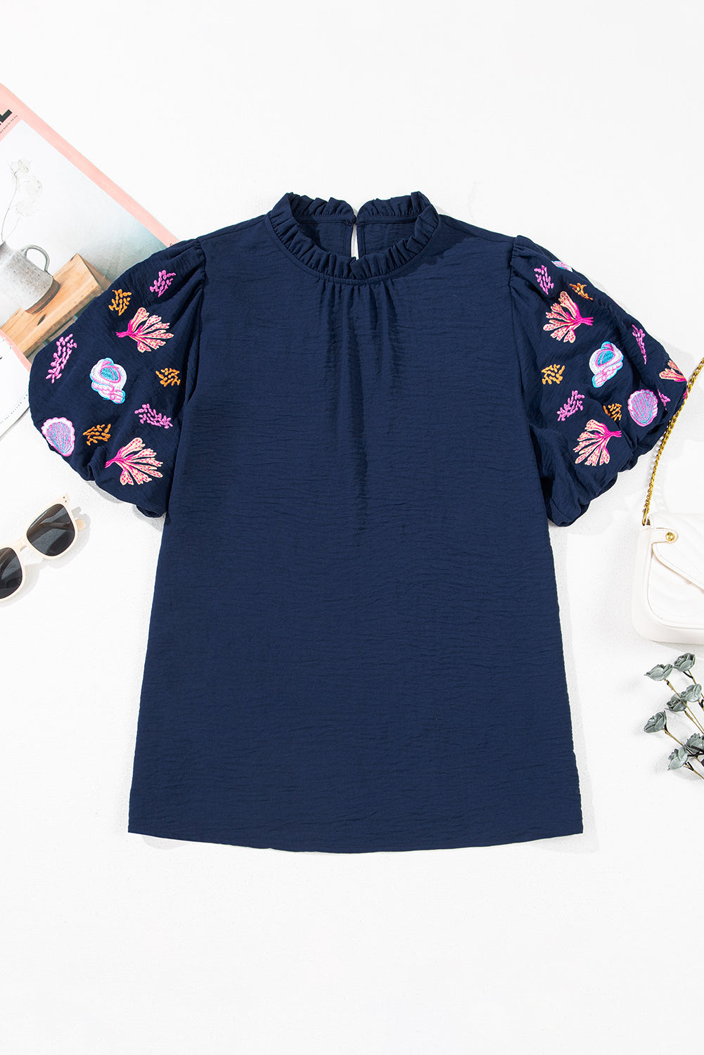 Chemisier à manches bouffantes et col à volants avec broderie corail et coquillages