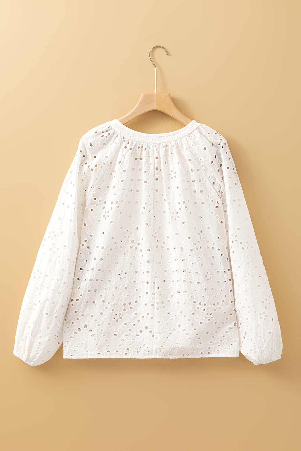 Blouse a col en V et manches bouffantes brodées a œillets