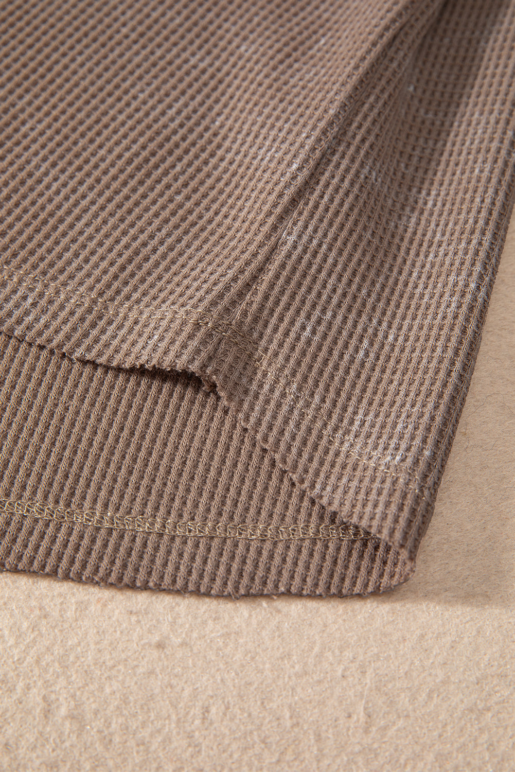 Haut a manches longues et encolure boutonnée en tricot gaufré délavé a l'acide