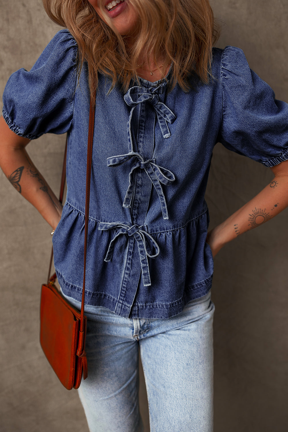 Chemise en jean à basque et manches bouffantes nouées sur le devant