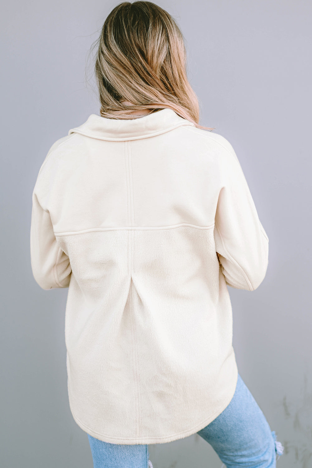 Veste boutonnée avec poche et ourlet brut
