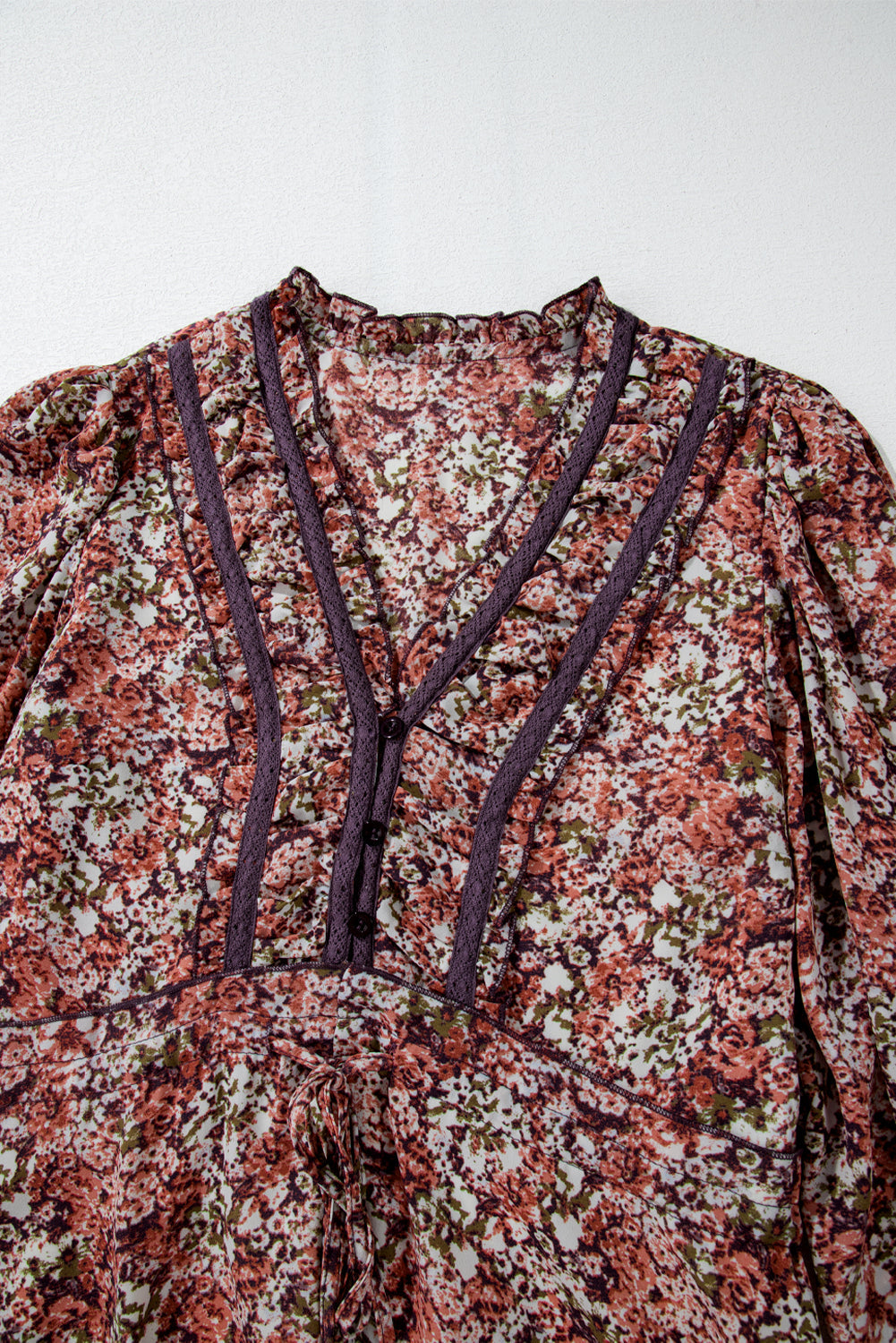 Robe midi a imprimé floral fendue sur le devant et volants a plusieurs niveaux et col en V
