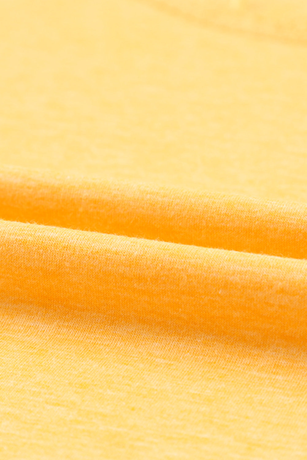T-shirt jaune à manches courtes et col en U en dentelle au crochet