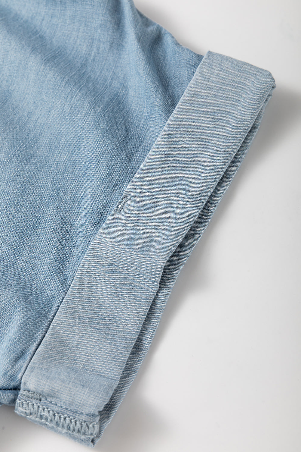 Chemise en jean à manches courtes pliées et poches plaquées