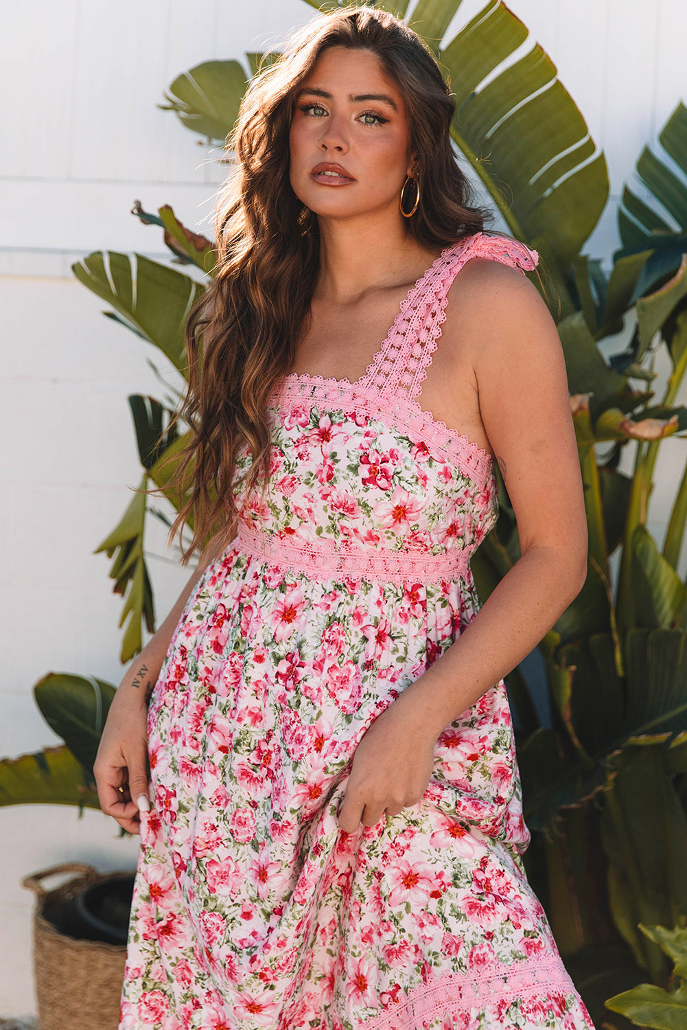 Robe longue taille empire en dentelle florale avec bretelles nouées