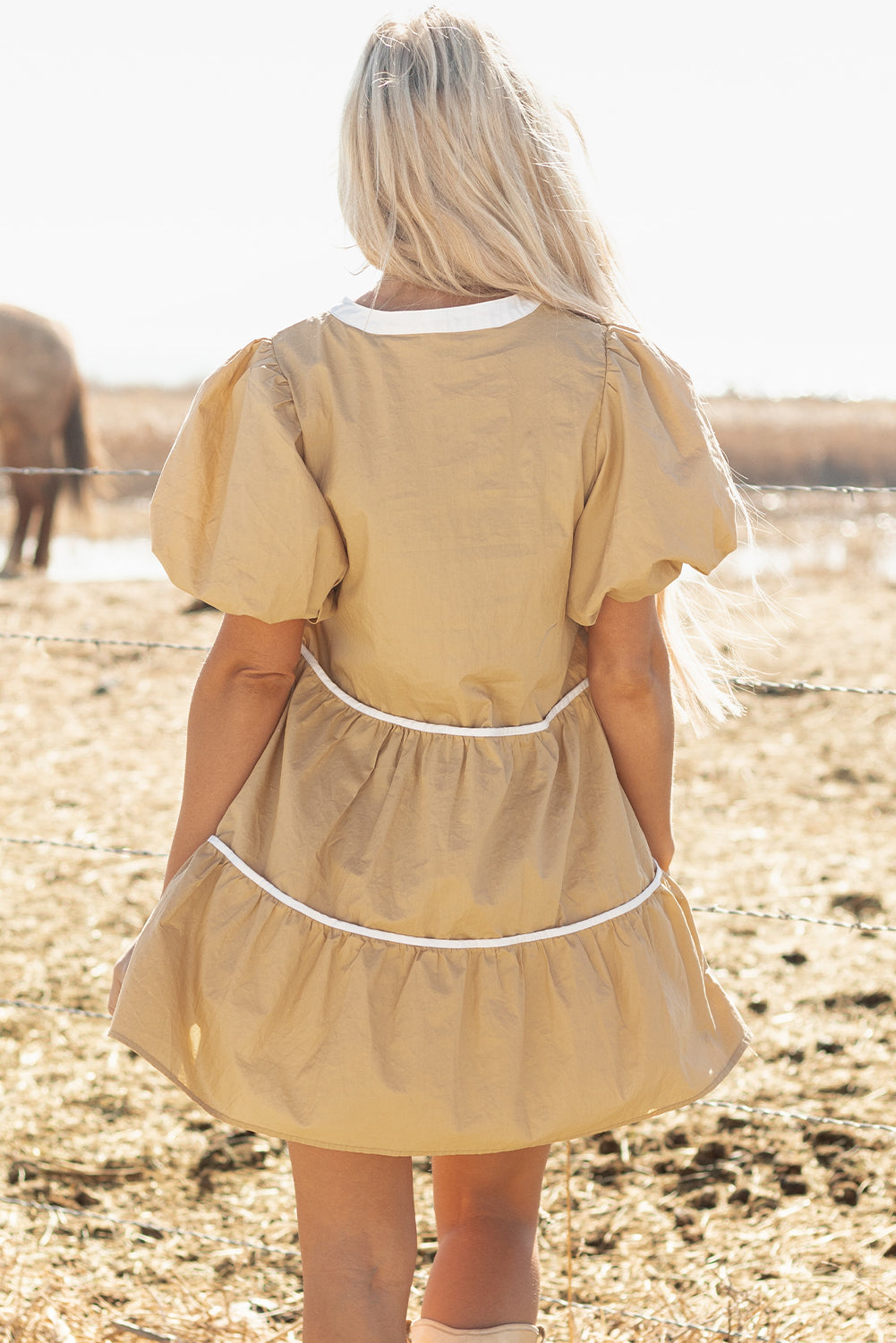 Robe courte à manches bouffantes et bordure contrastante, col noué