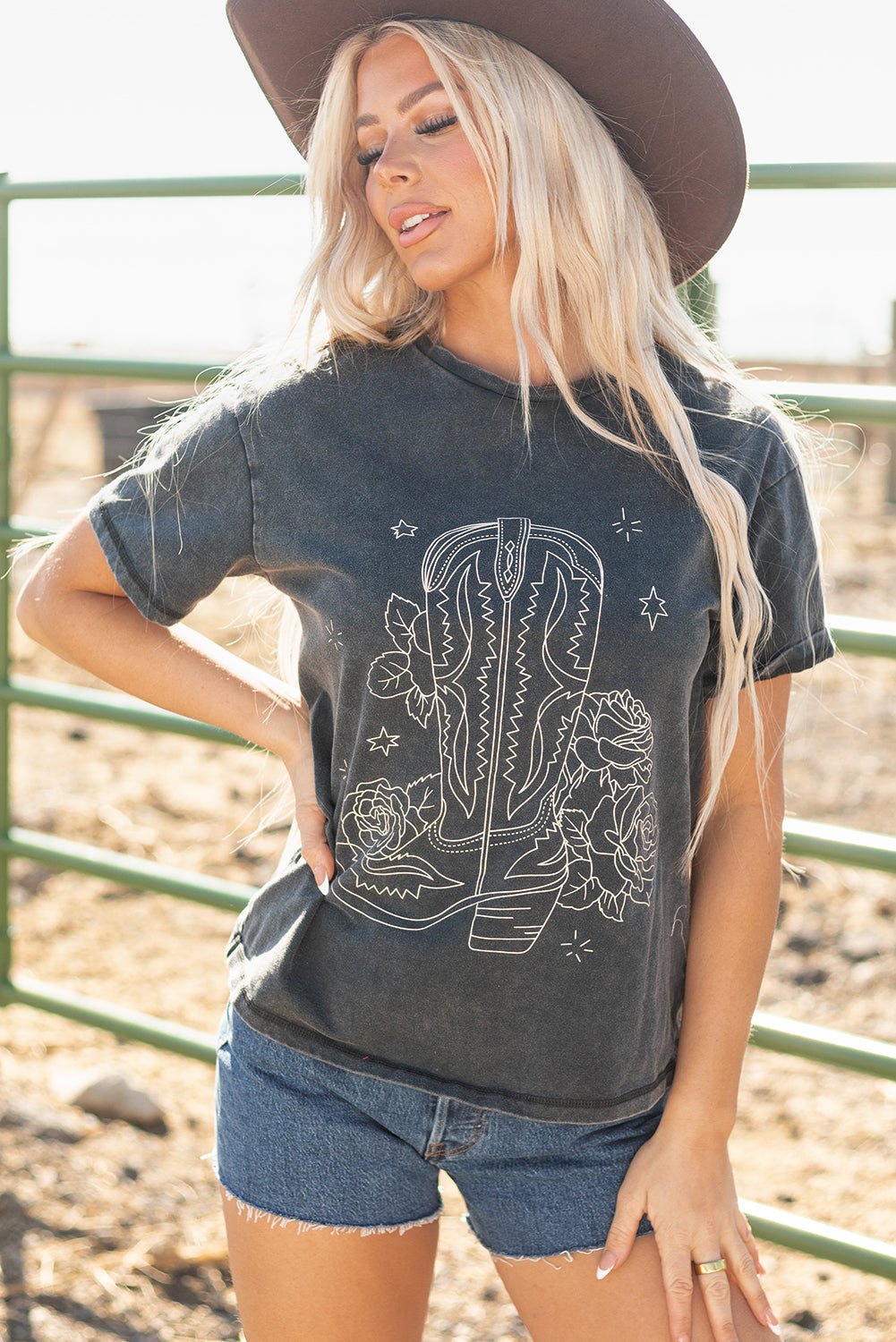 T-shirt graphique avec bottes de cowboy western