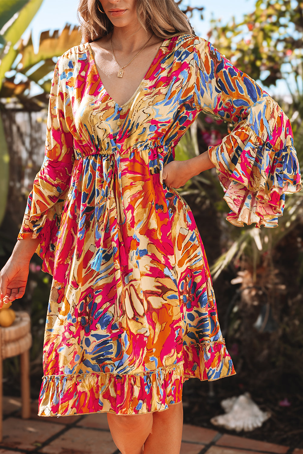 Robe tunique fluide à taille haute et manches évasées et ourlet à volants