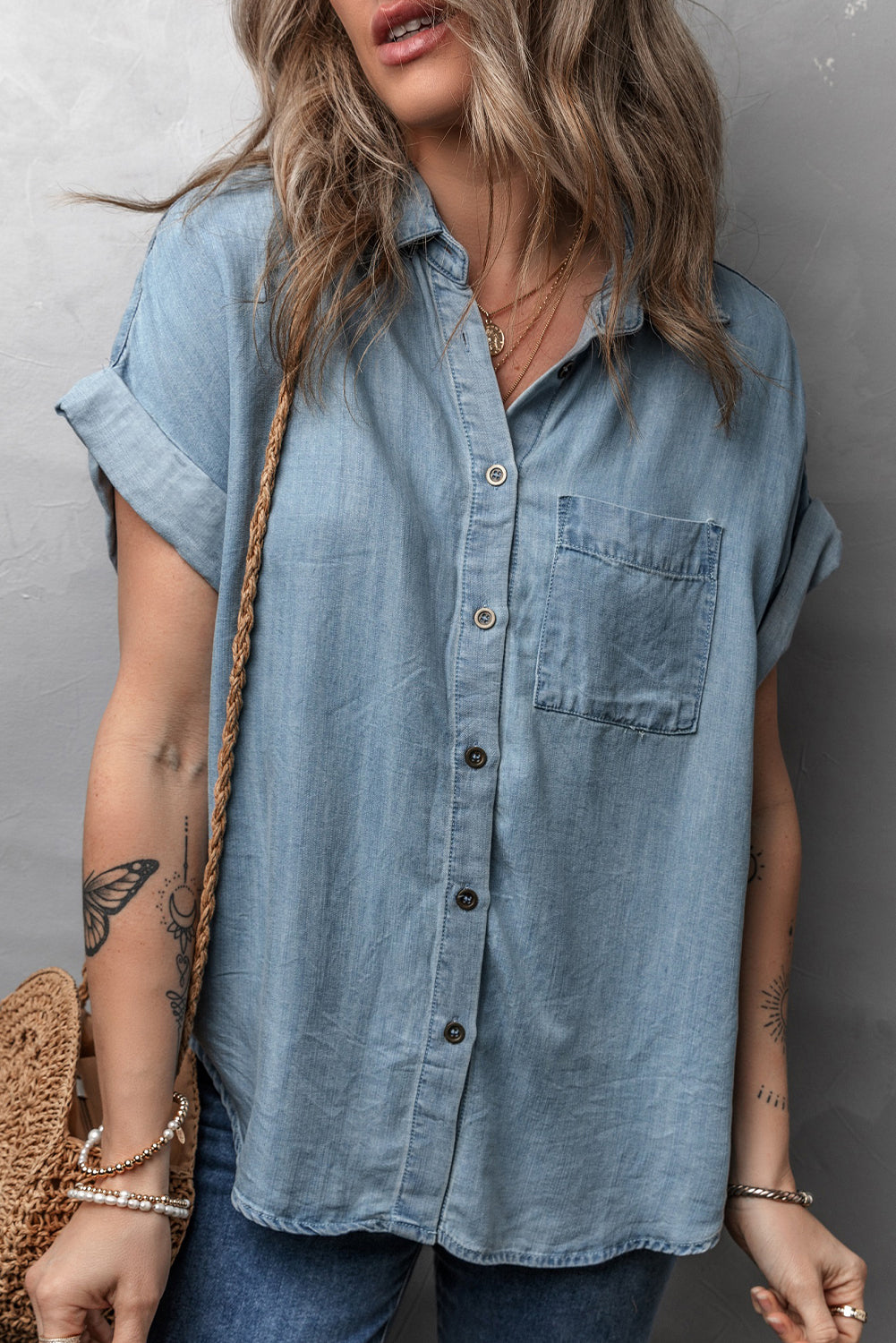 Chemise en jean à manches courtes pliées et poches plaquées
