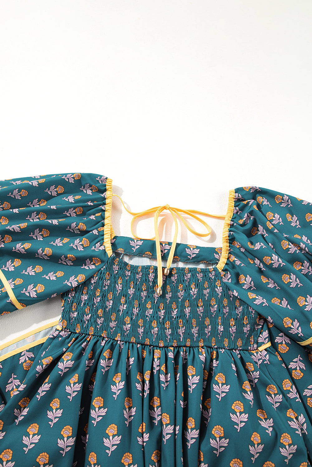 Robe à manches bouffantes et col carré avec bordures contrastées florales