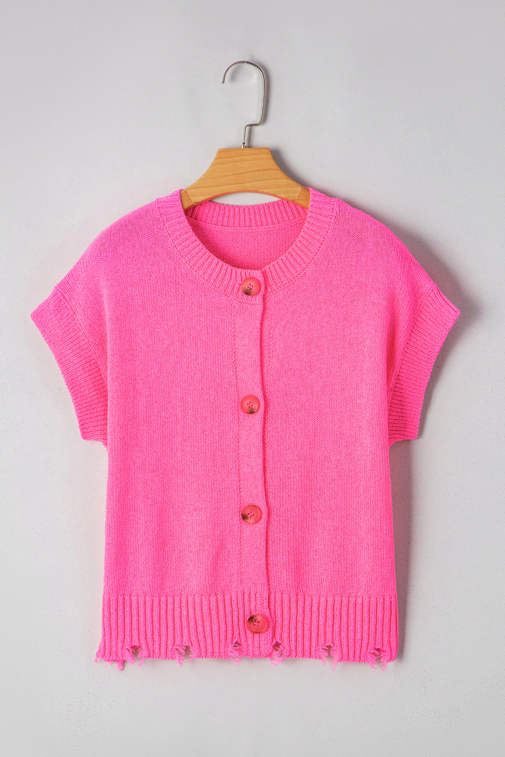 Pull en tricot à manches courtes et ourlet usé, boutonné sur le devant