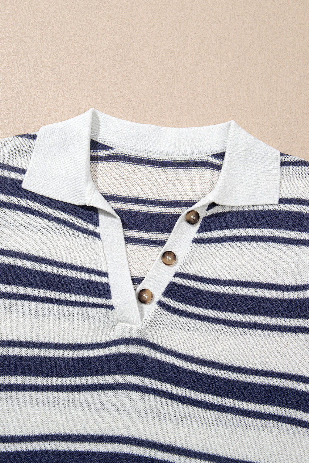 T-shirt tricoté à rayures et col en V boutonné