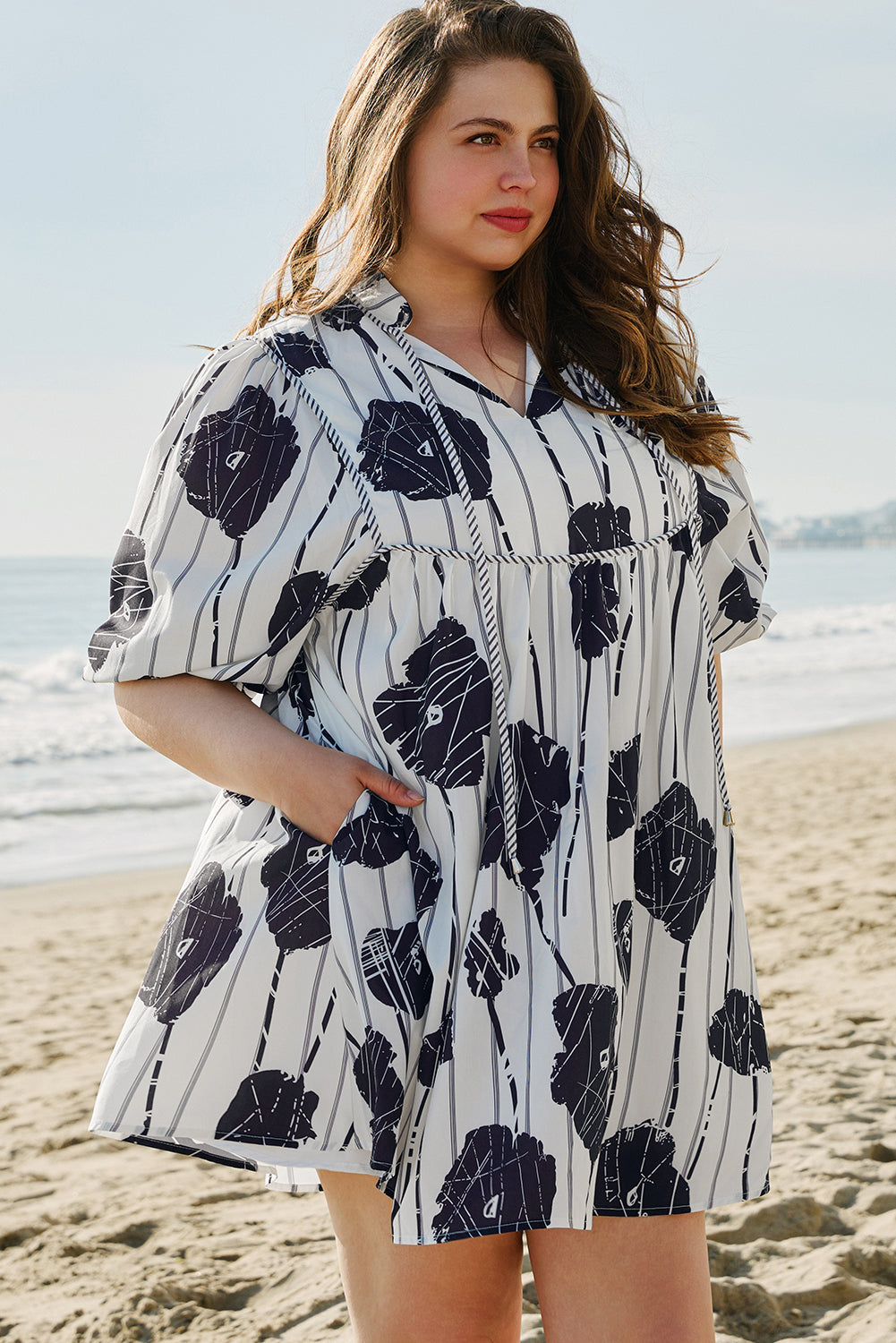 Robe courte fleurie grande taille à manches 3/4 bouffantes et col à lacets