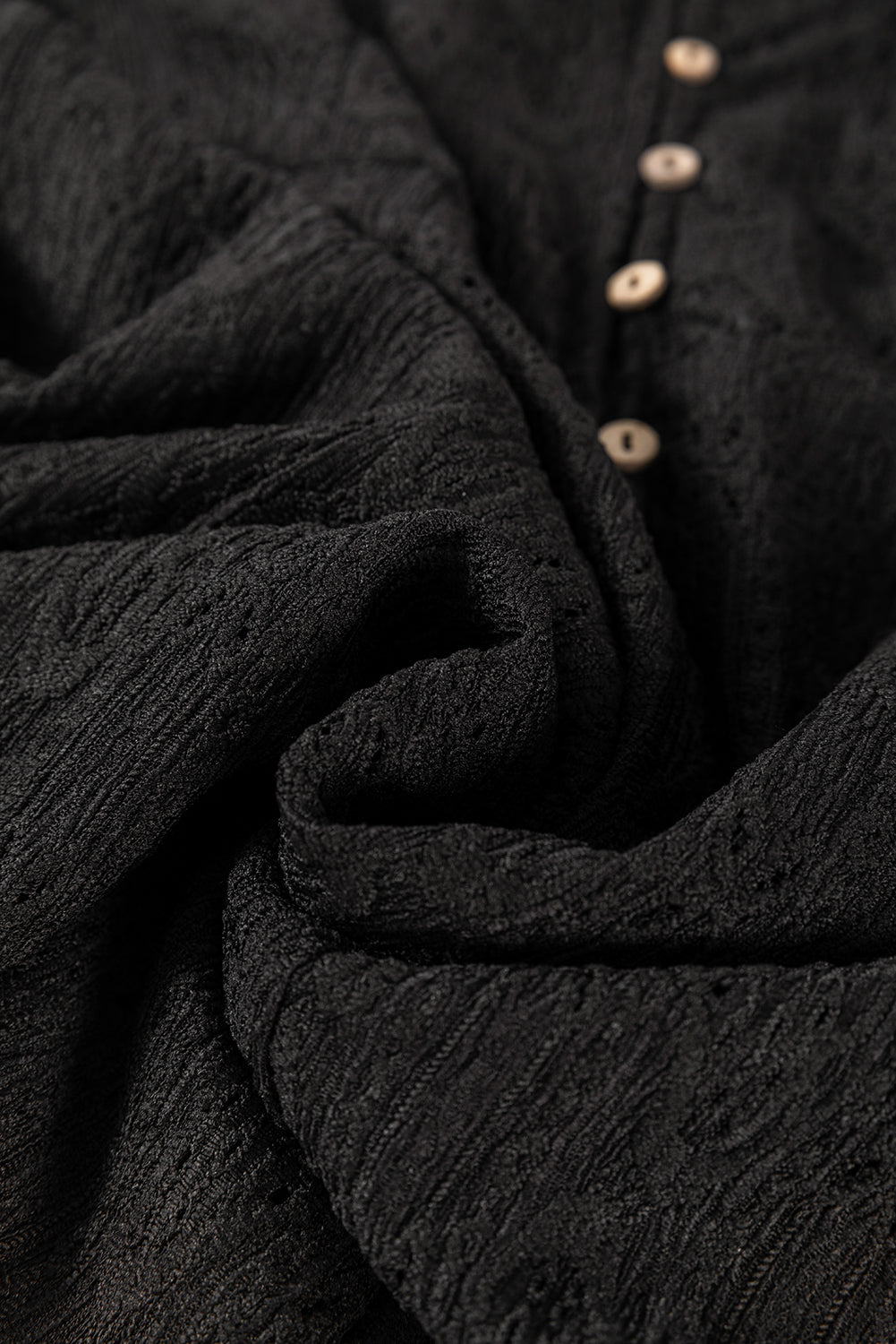 Mini-robe droite boutonnée en dentelle au crochet et col carré