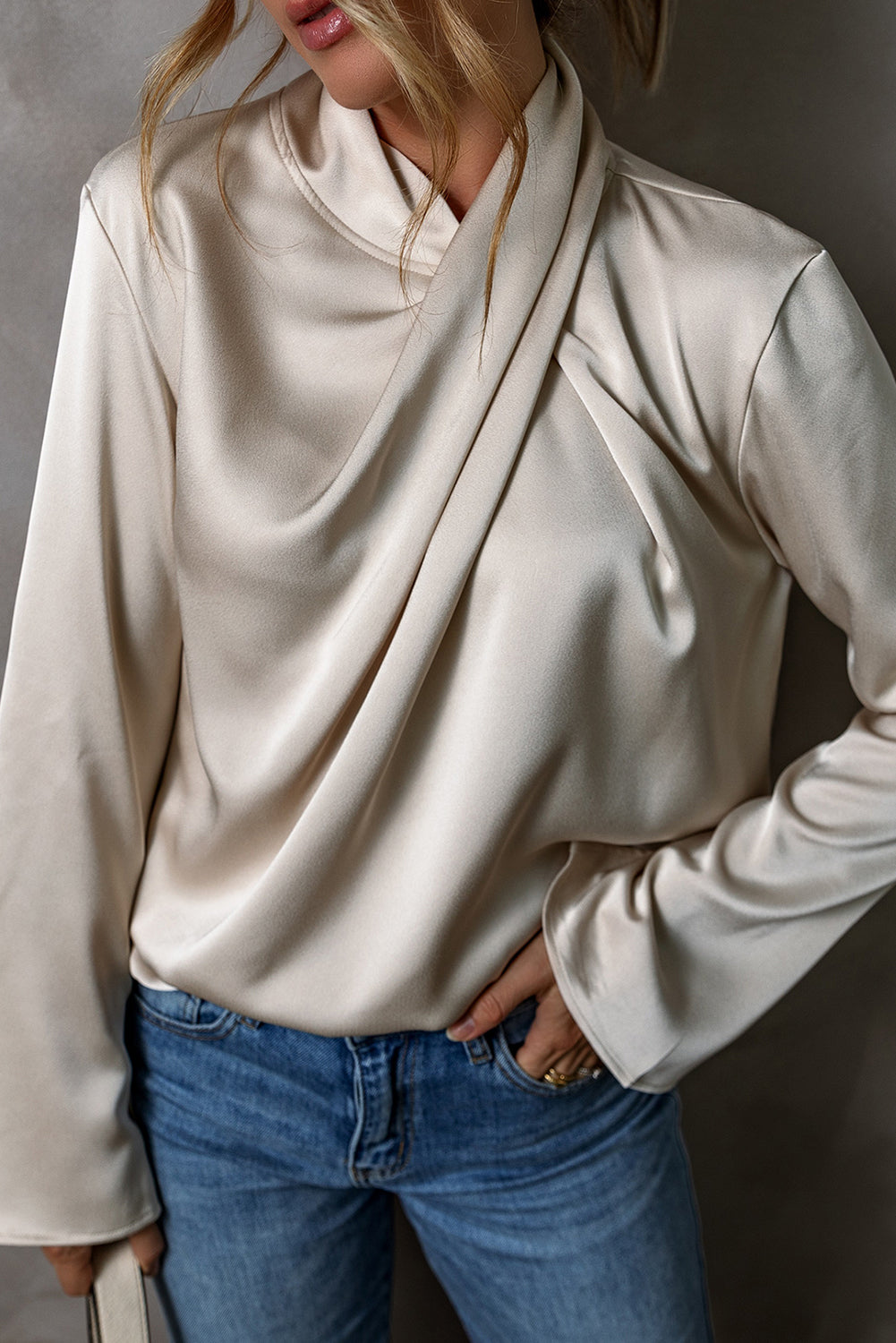 Blouse en satin avec fente croisée sur le devant et dos fendu