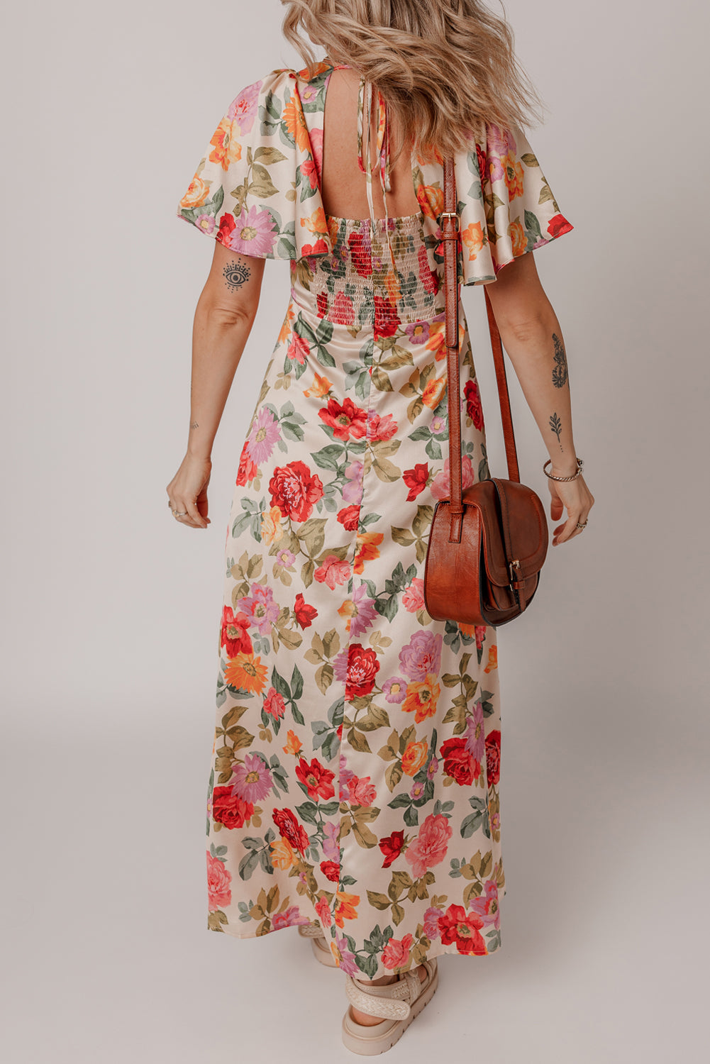 Robe longue fendue à fleurs vintage, col en V, manches courtes et lien au dos