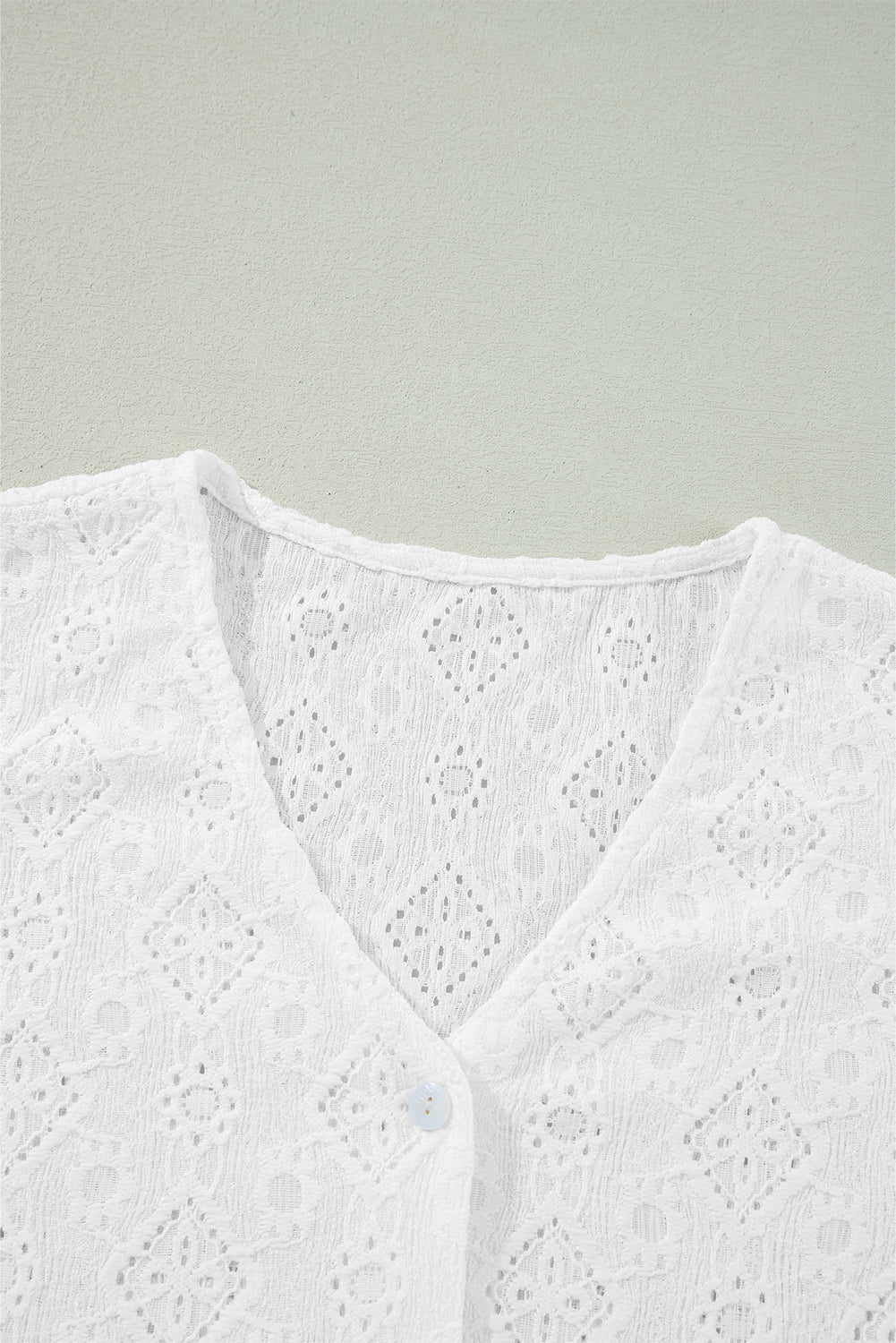 Chemise boutonnée à manches bouffantes et col en V en dentelle