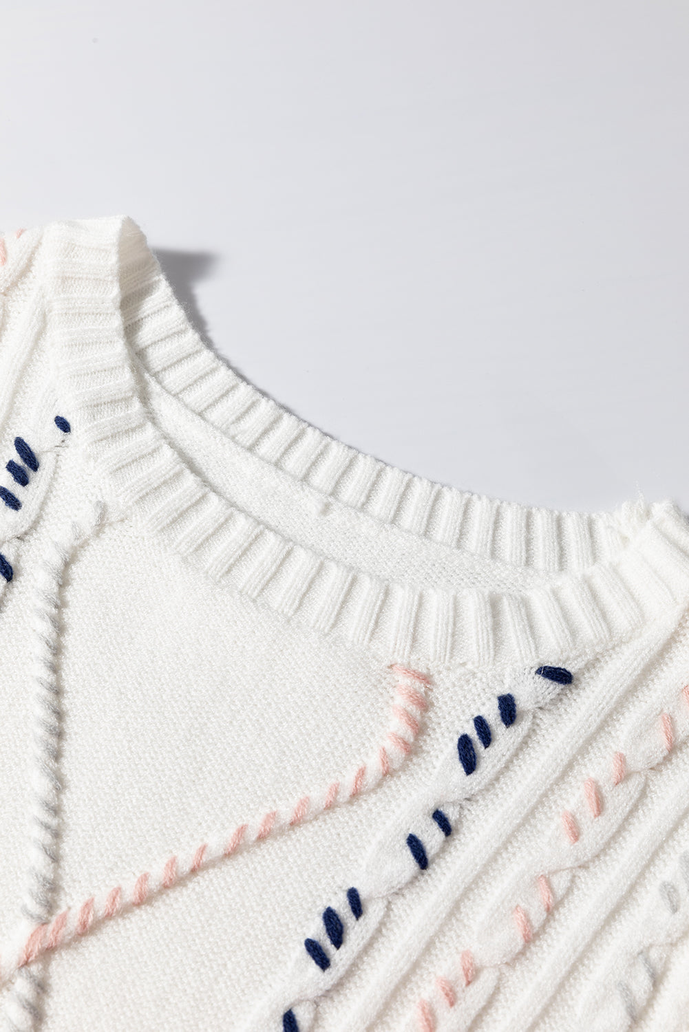 Pull a manches courtes en tricot torsadé avec surpiqûres multicolores