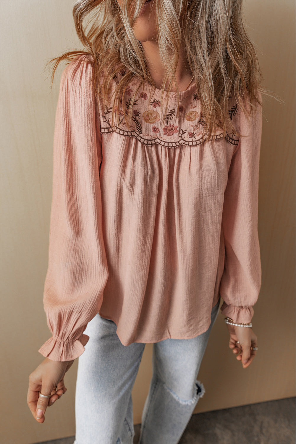 Blouse élégante a manches volantées texturées brodées florales