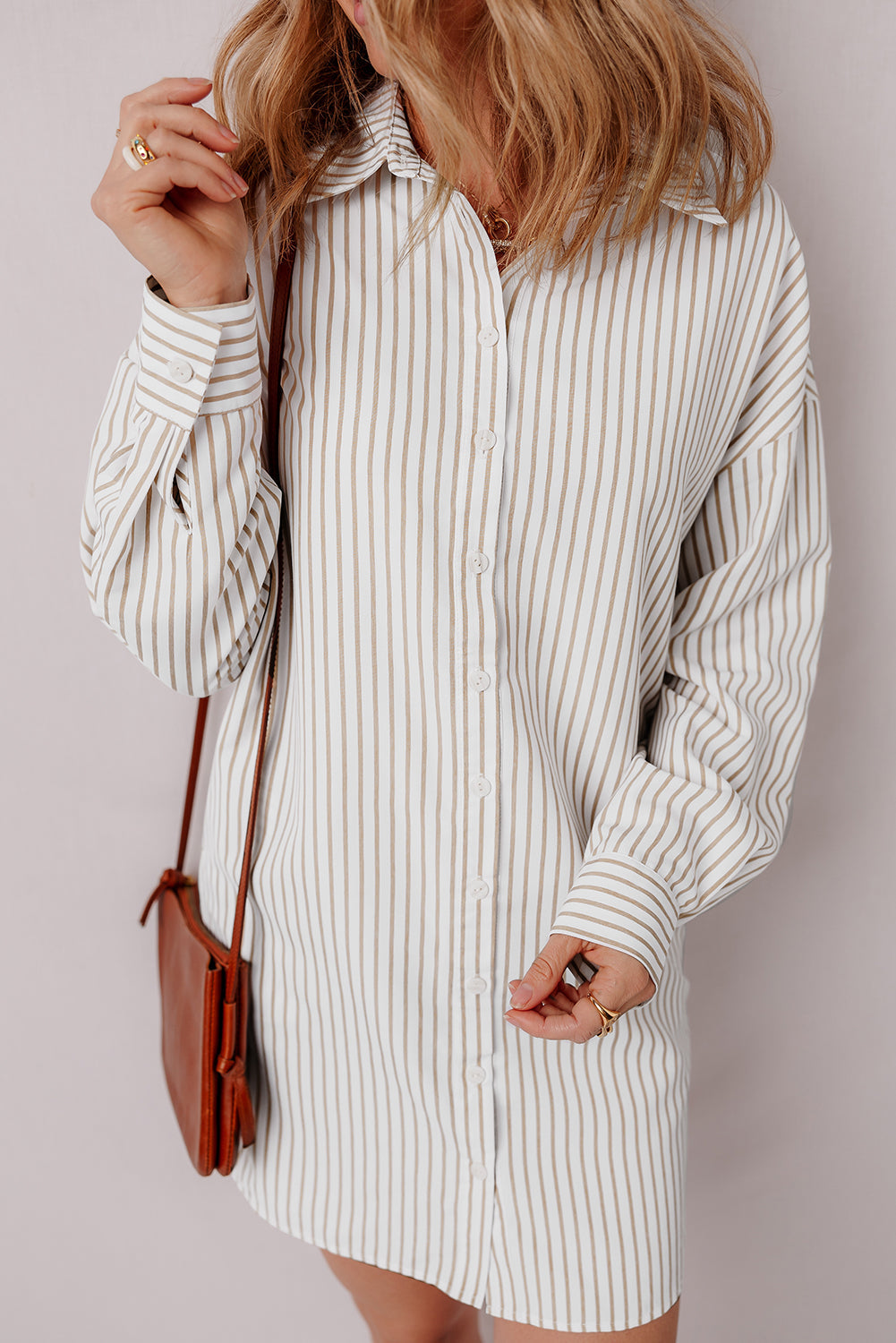 Mini-robe chemise boutonnée a manches longues