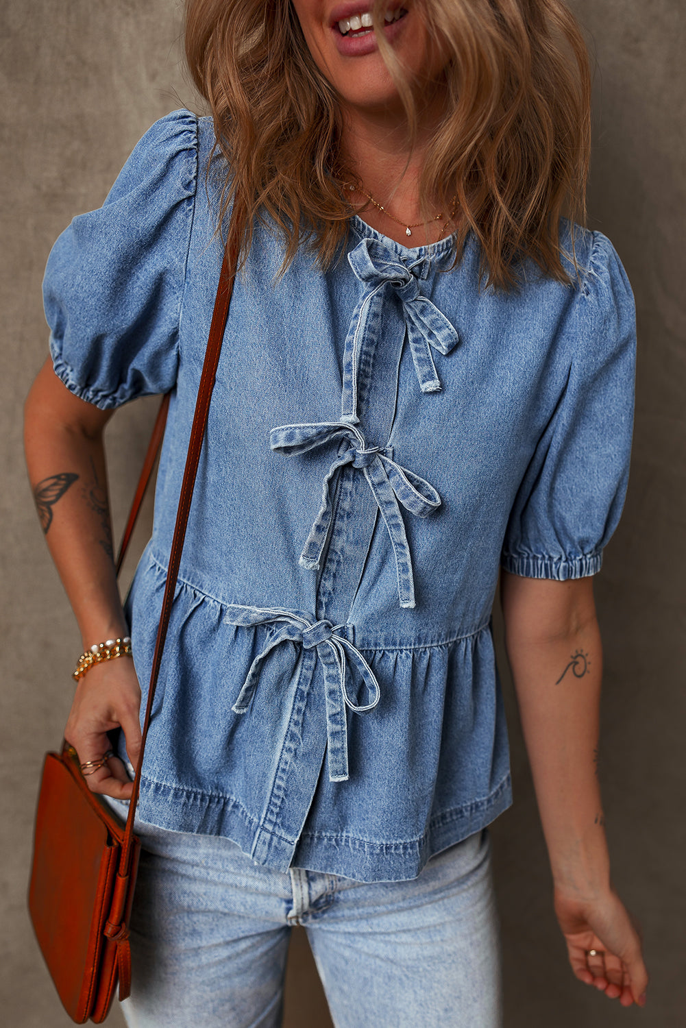 Chemise en jean péplum nouée sur le devant a manches bulles
