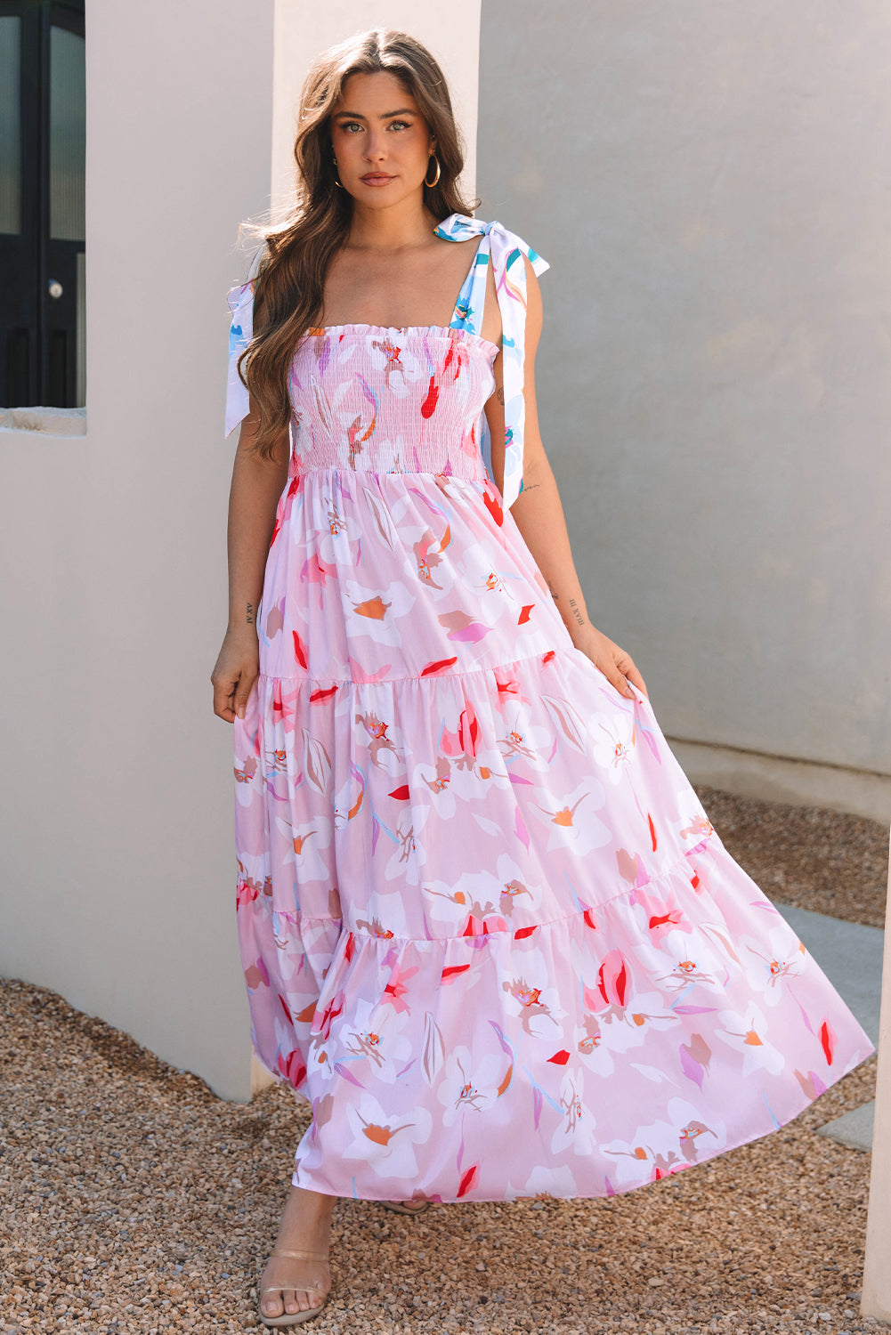 Robe longue smockée à imprimé floral et épaules nouées