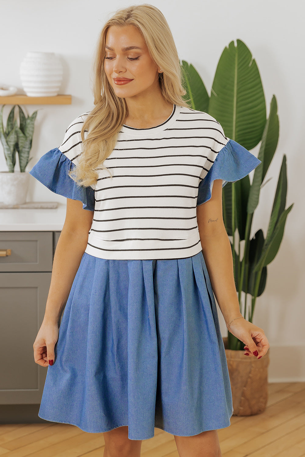 Mini-robe en denim a volants et patchwork a col rond