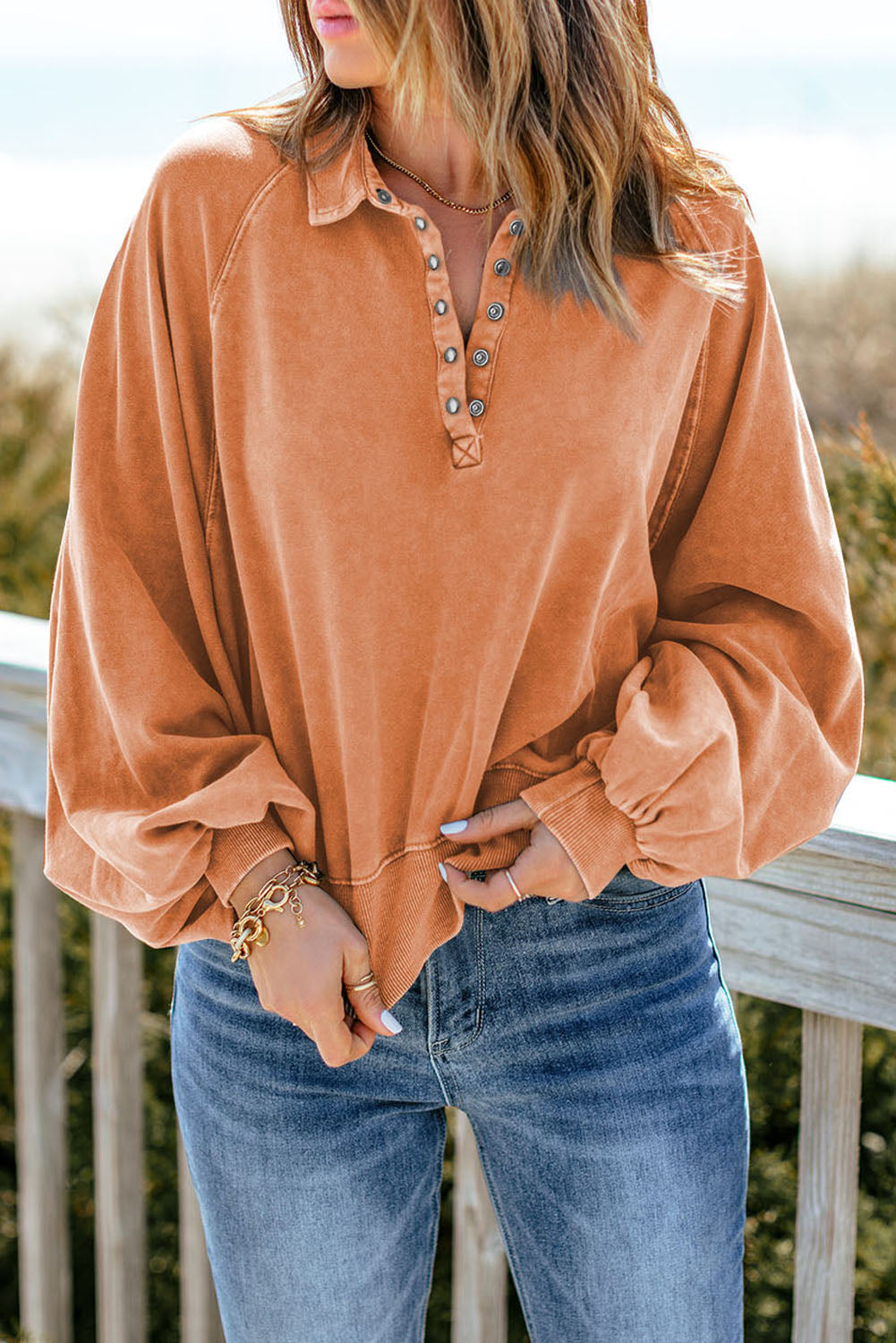 Sweat-shirt à manches lanternes et boutons-pression délavés