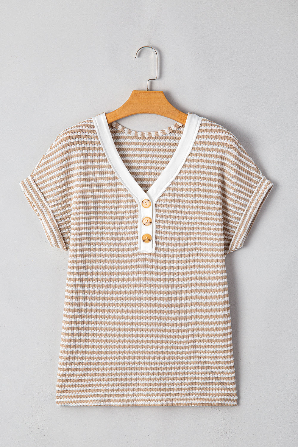 T-shirt tricoté à col en V boutonné sur le devant