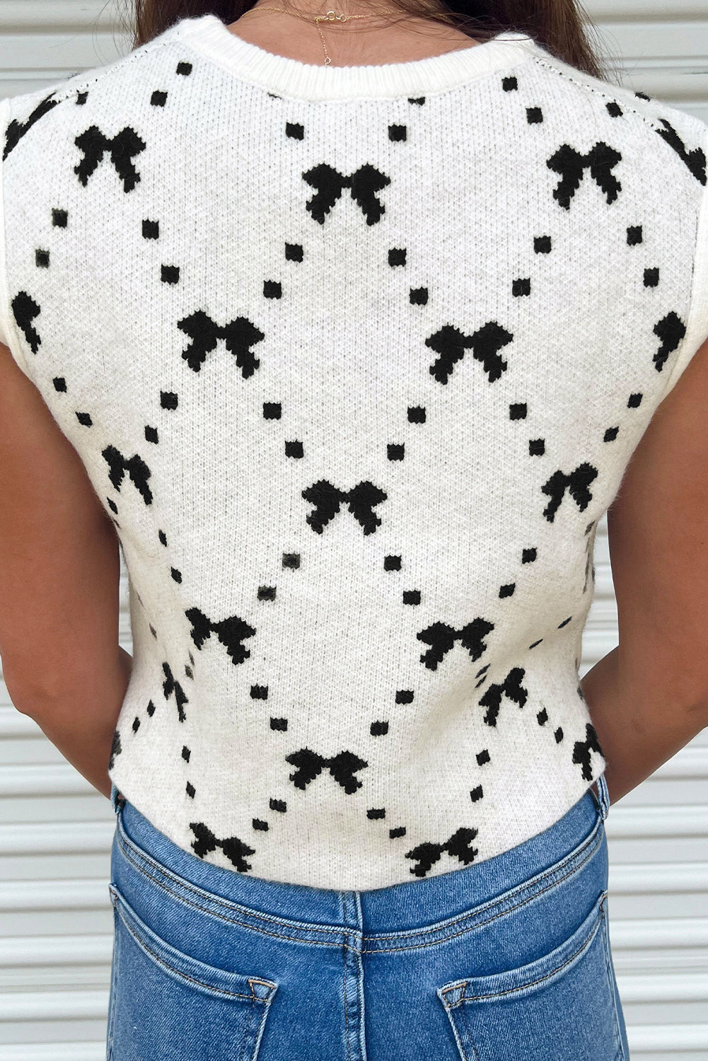 Gilet court boutonné à motif nœud sur le côté
