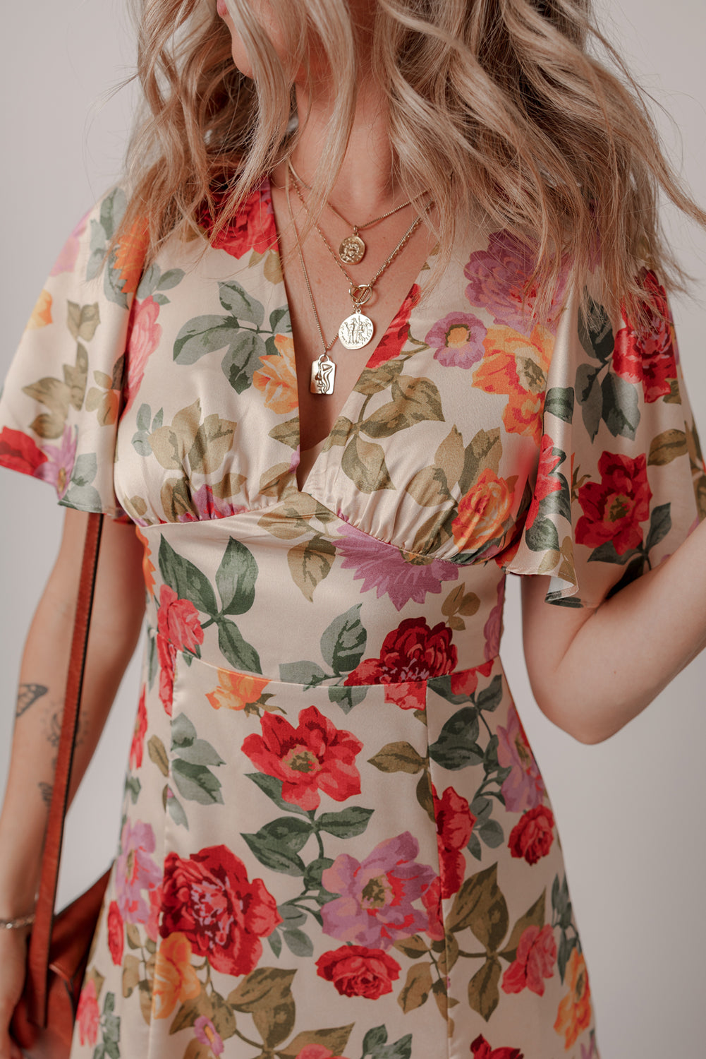 Robe longue fendue à fleurs vintage, col en V, manches courtes et lien au dos