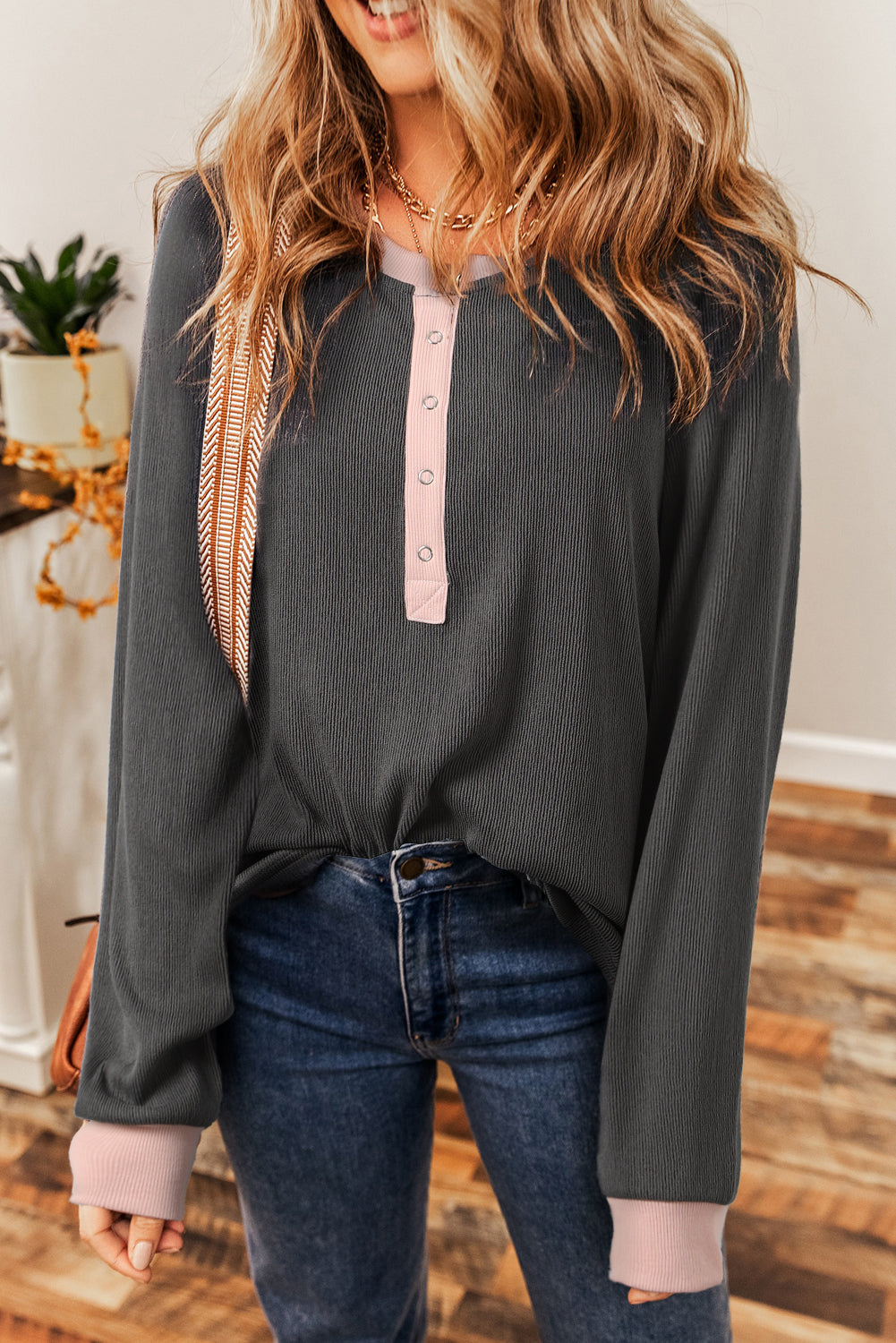 Haut Henley texturé à coutures contrastées