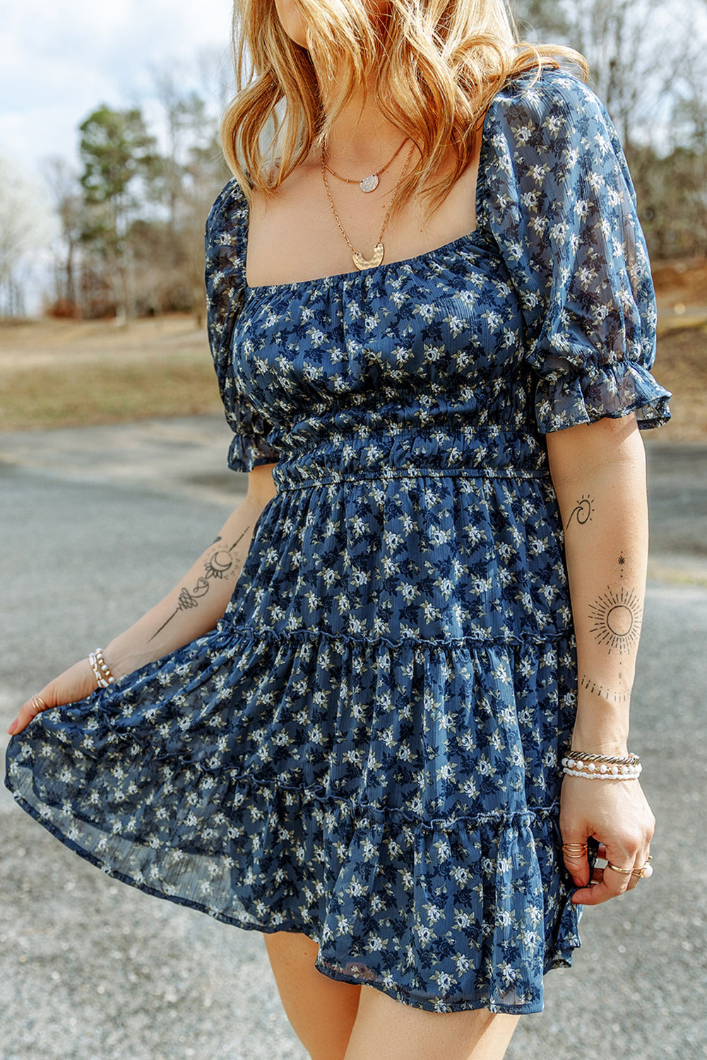 Robe courte à volants et volants à plusieurs niveaux et smockée à fleurs bleu voile