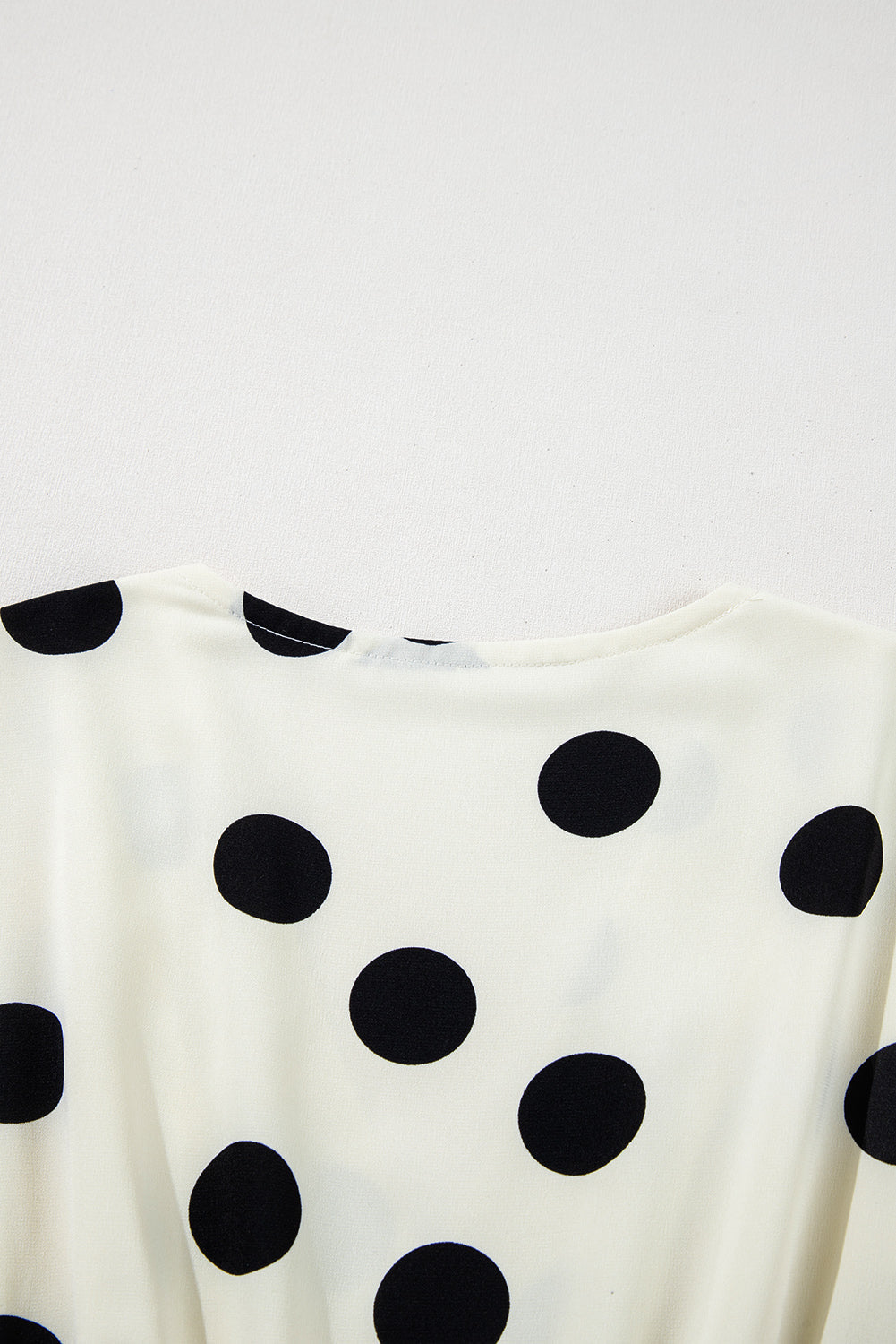 Mini-robe à pois, col en V, manches bouffantes et surplis