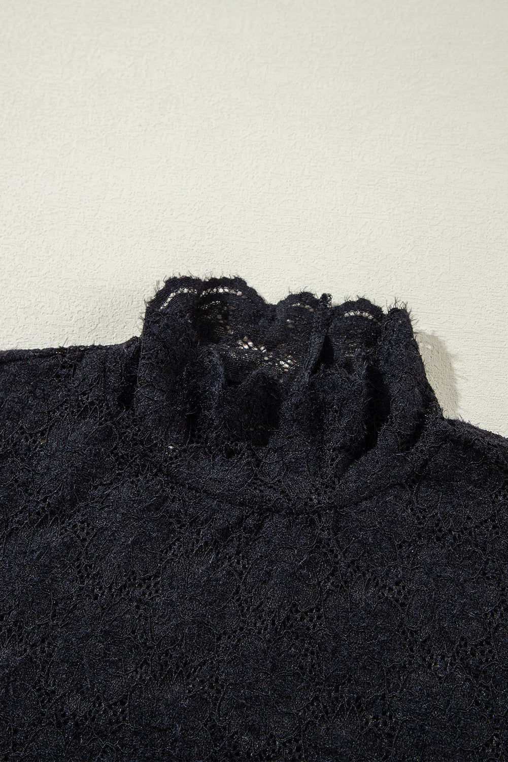 Haut a manches longues et col montant en dentelle florale