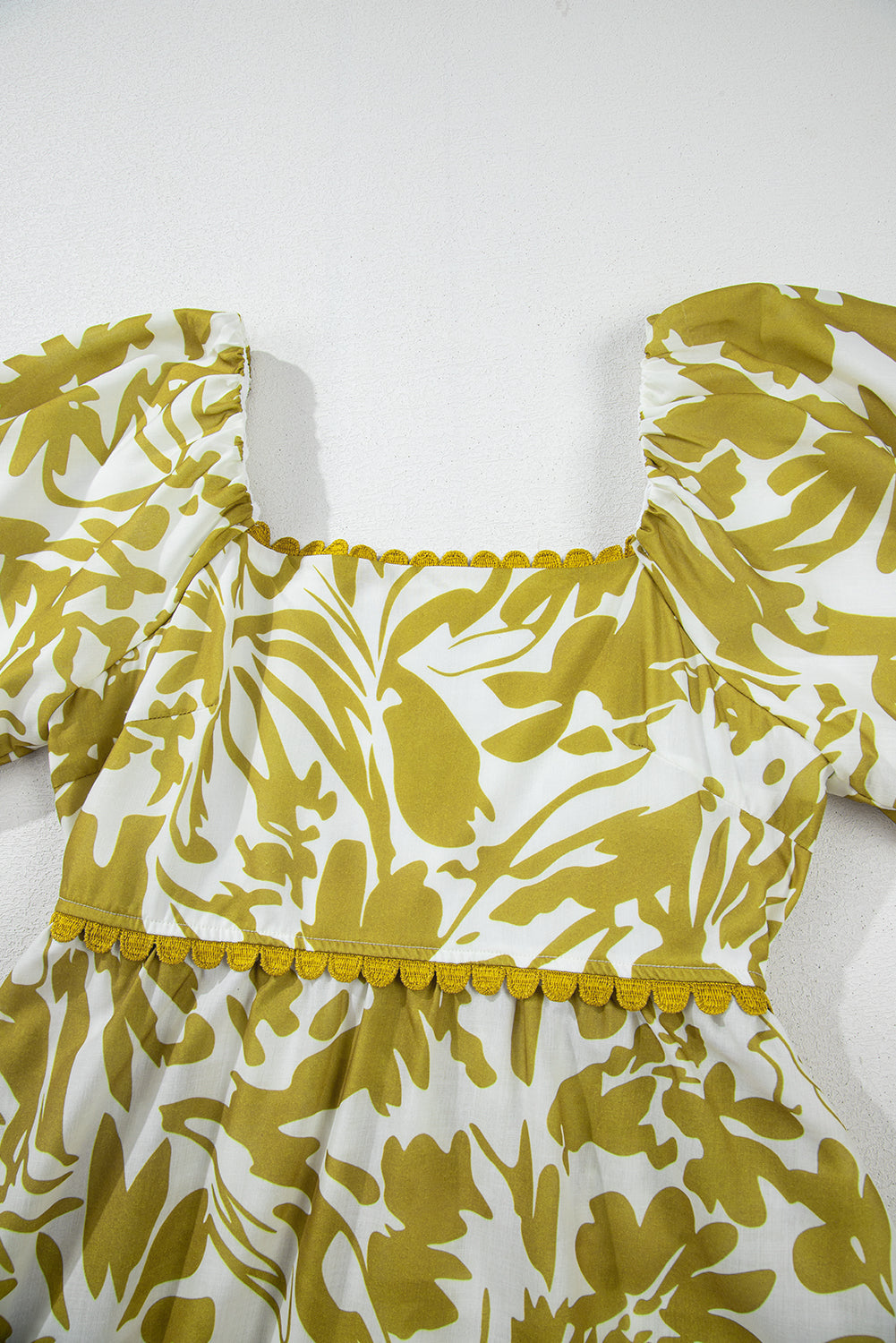Robe longue fleurie taille haute à col carré et bordure festonnée