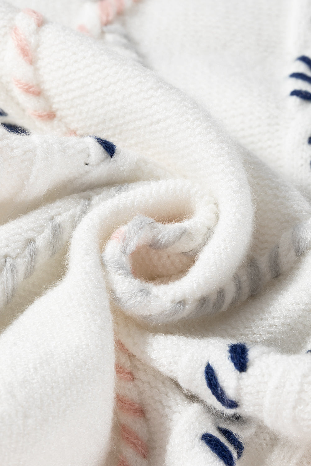 Pull a manches courtes en tricot torsadé avec surpiqûres multicolores