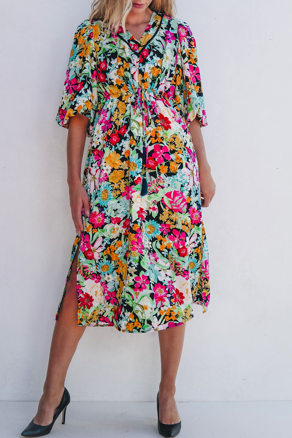 Robe florale à manches bouffantes et col en V avec cordon de serrage et pampilles