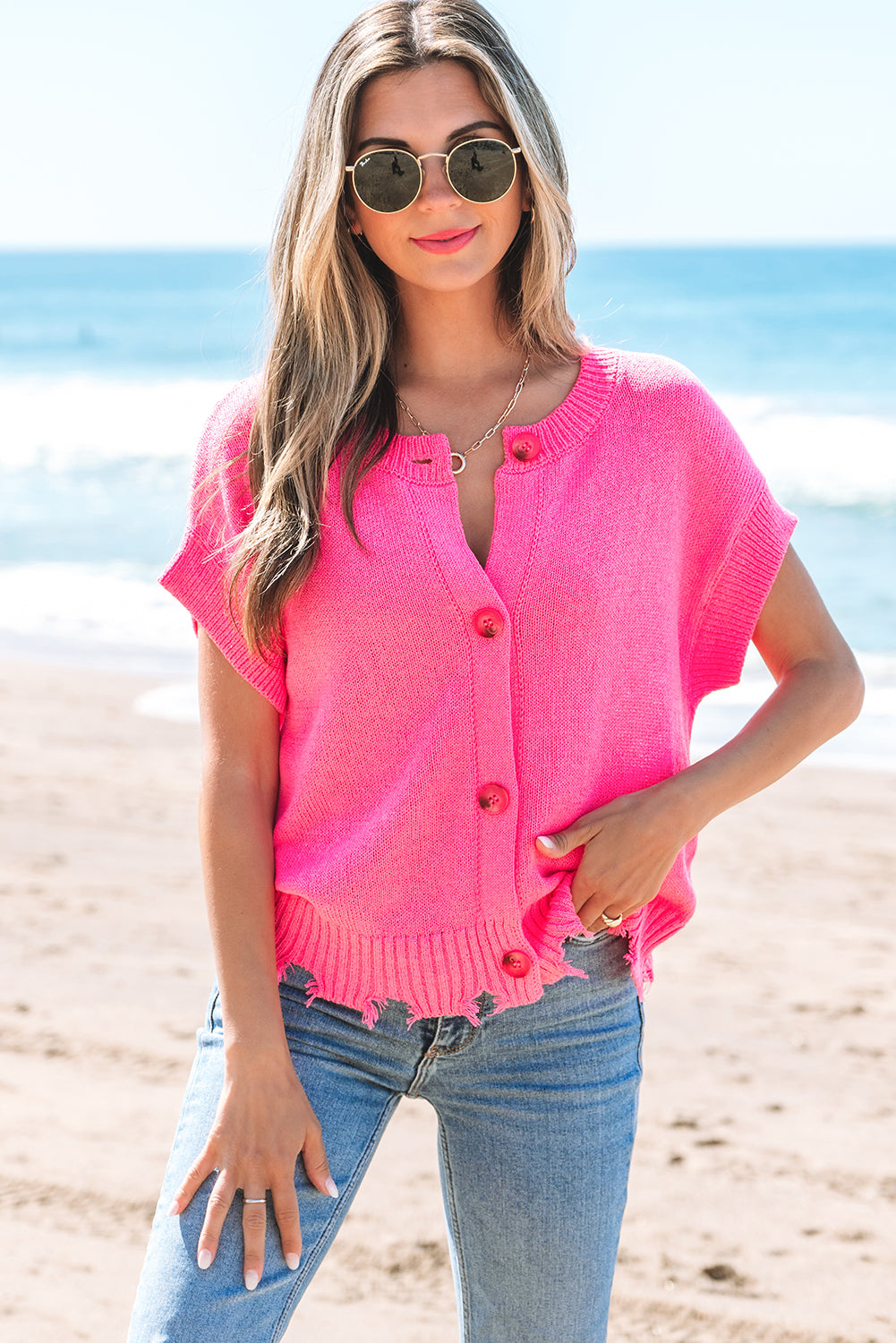 Pull en tricot à manches courtes et ourlet usé, boutonné sur le devant