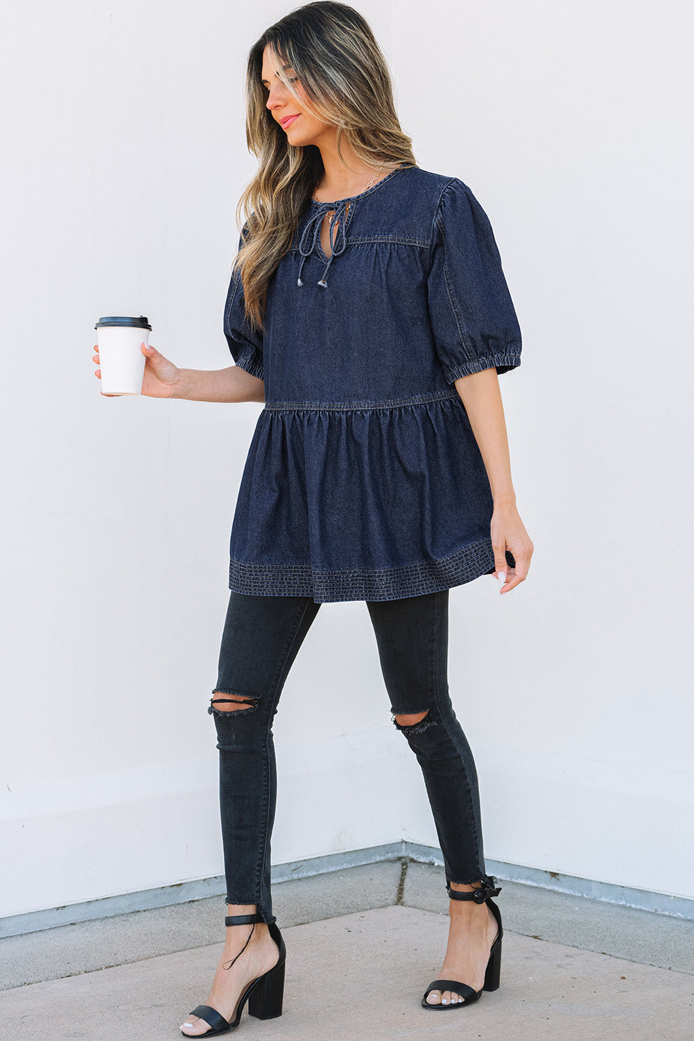 Chemisier en jean à manches bouffantes et décolleté à lacets