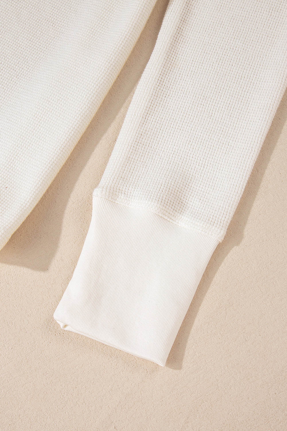 Haut a manches longues gaufré de couleur unie, demi-bouton